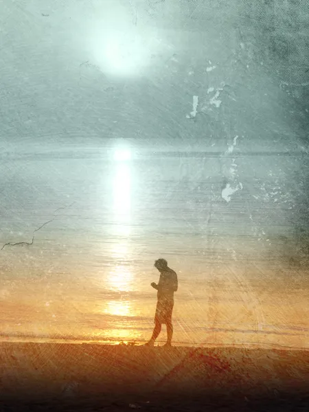 gün batımında sahilde duran üzgün bir adam