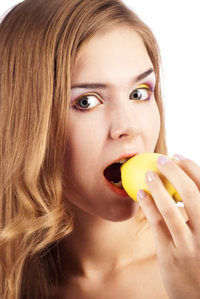 Chica mordiendo un limón — Foto de Stock
