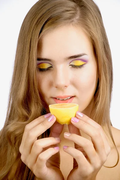 Chica con limón —  Fotos de Stock