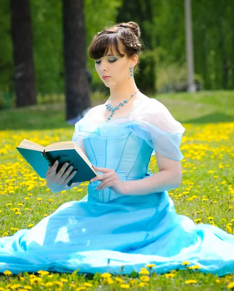 Jeune fille lecture livre sur l'herbe — Photo