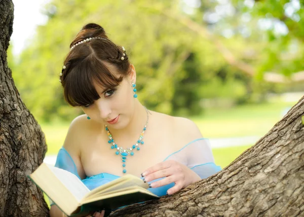 kitap ile güzel kız