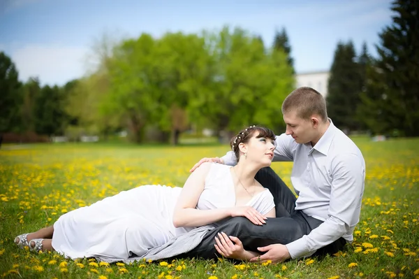 Girl and boy lying on the grass — Stock Photo, Image