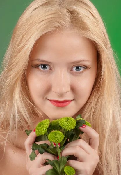 Chica con crisantemo verde — Foto de Stock