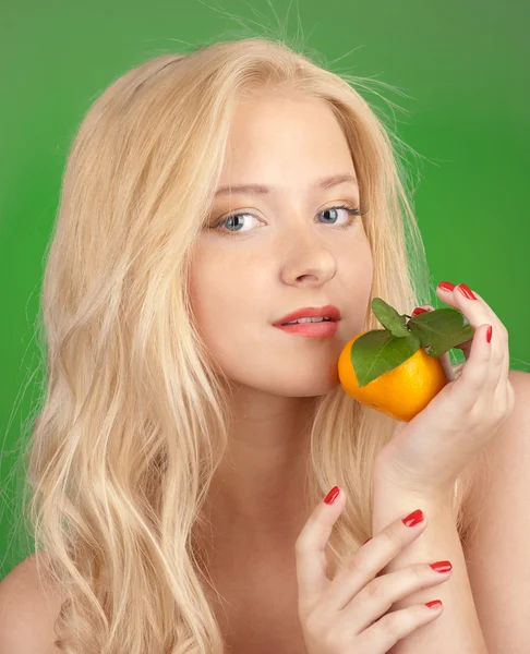 Girl with tangerine — Stock Photo, Image