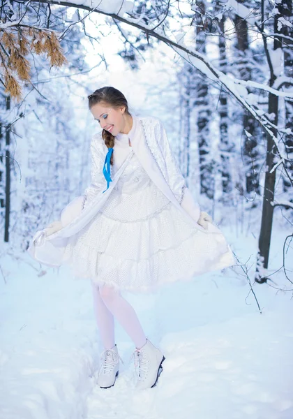 Piękna dziewczyna w zimowym lesie — Zdjęcie stockowe