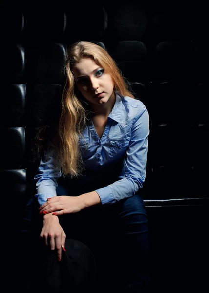 Jonge vrouw het dragen van een blauw shirt — Stockfoto