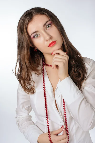 Sexy vrouw met rood kraal — Stockfoto