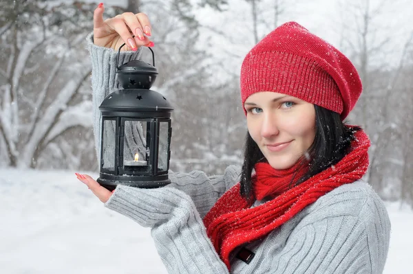 Belle fille dans la forêt d'hiver avec lanterne — Photo