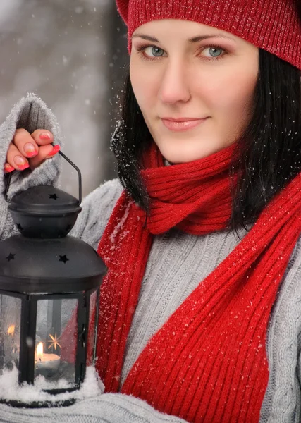 Beautiful girl in winter forest with lantern — Stock Photo, Image