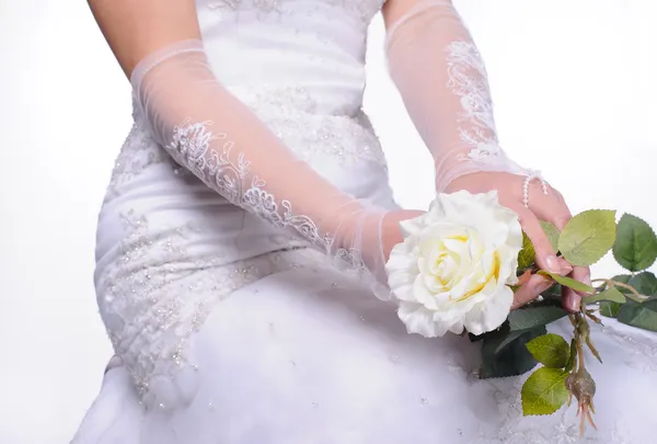 Руки невесты с розой — стоковое фото