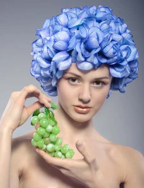 Beautiful young girl with green grapes — Stock Photo, Image