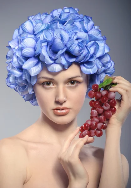 Güzel genç kız kırmızı üzüm ile — Stok fotoğraf