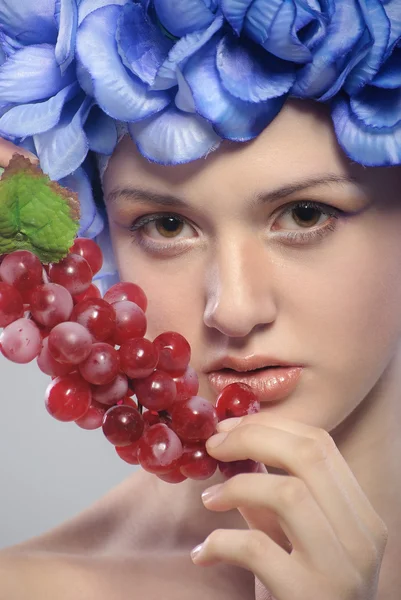 Beautiful young girl with red grapes — Stock Photo, Image