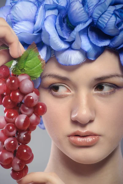 Gyönyörű fiatal lány, piros szőlő — Stock Fotó