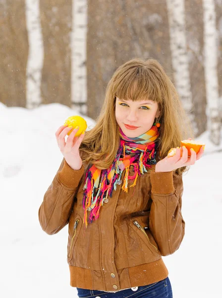 Girl holding lemon and tangerine — Stock Photo, Image