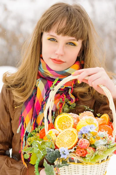 Cesta de niña con frutas y flores —  Fotos de Stock