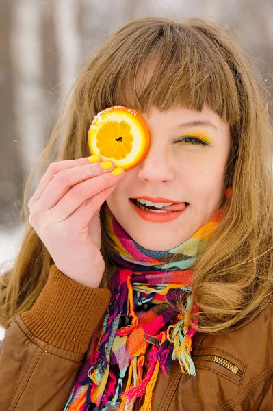Chica sosteniendo rebanada naranja —  Fotos de Stock