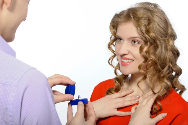 Man giving a woman an engagement ring — Stock Photo, Image