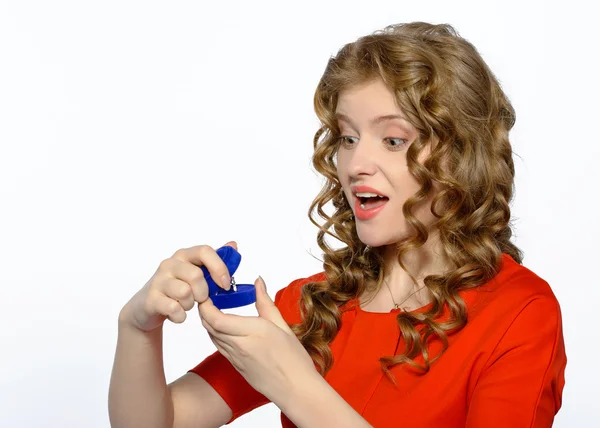 Vrouw verrast door voorstel van haar vriendje — Stockfoto