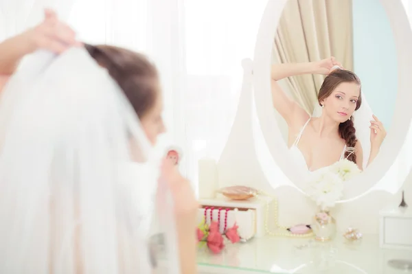 Giovane sposa vicino allo specchio — Foto Stock