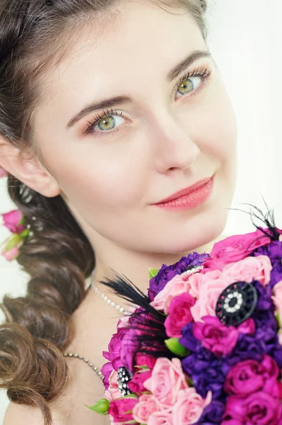 バラの花束を持つ女性 ロイヤリティフリーのストック画像