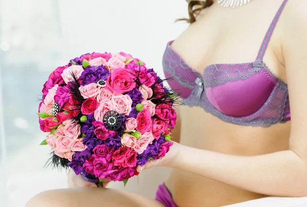 バラの花束を持つ女性 ロイヤリティフリーのストック写真