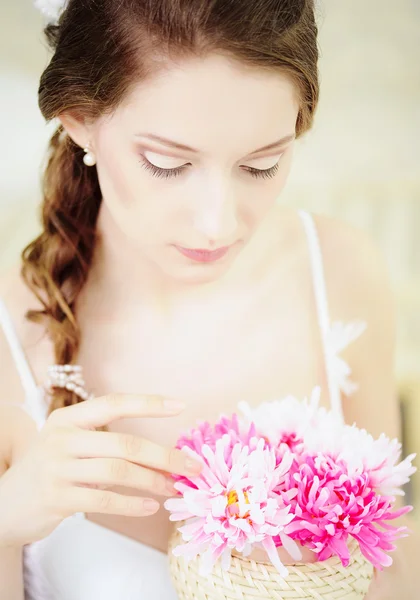 Junge Frau mit einem Strauß Chrysanthemen — Stockfoto