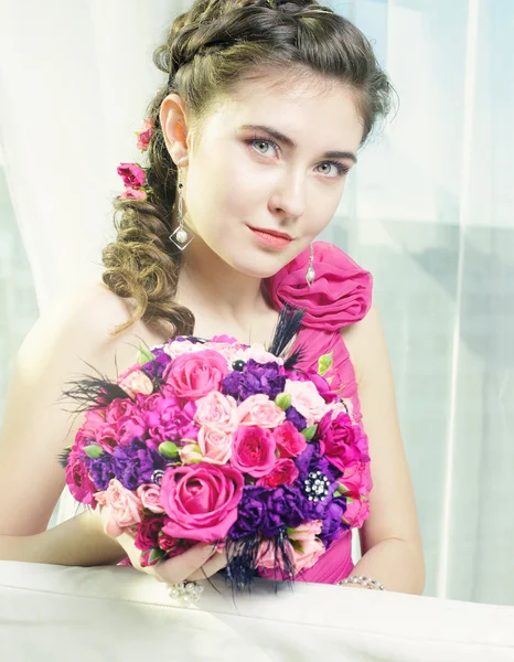 Mulher com buquê de rosas — Fotografia de Stock