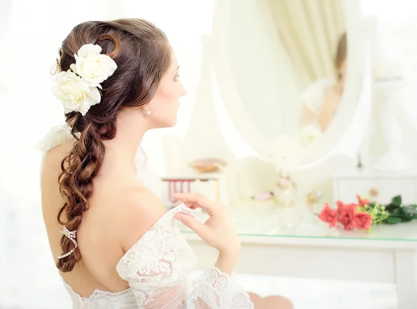 Jeune mariée près du miroir Images De Stock Libres De Droits