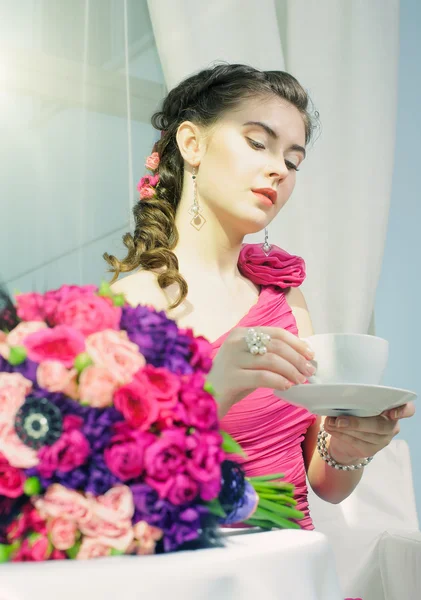 Frau mit Rosenstrauß — Stockfoto