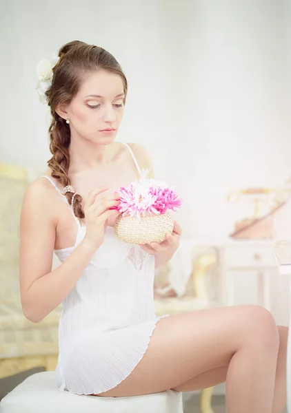 Junge Frau mit einem Strauß Chrysanthemen — Stockfoto