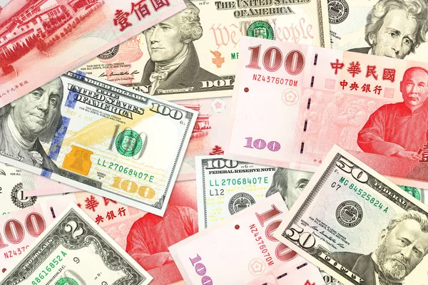 2国間の経済関係を示す台湾ドル紙幣とドル紙幣が混在しています — ストック写真