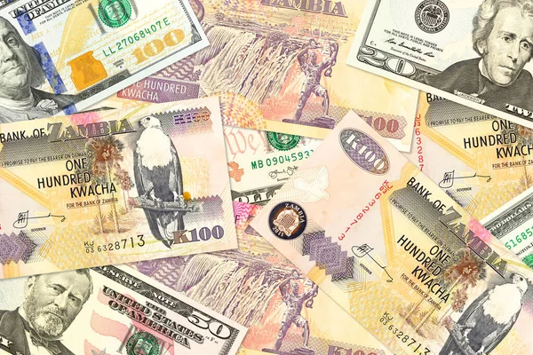 ザンビアのクワチャ銀行券と二国間の経済関係を示すドル紙幣が混在しています — ストック写真