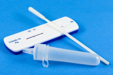 SARS-CoV-2 test değiş tokuşu ve mavi arka planda negatif test sonuçlarıyla hızlı antikor testi