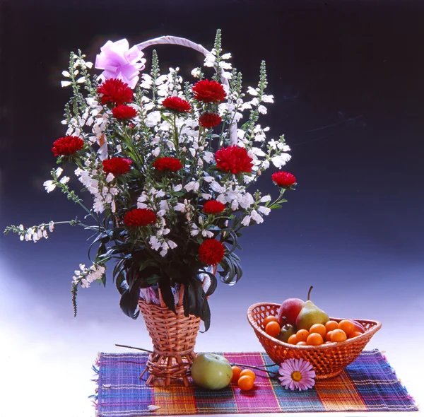 Hermosas flores de primavera de verano en un jarrón de vidrio en una sala de estar Imágenes De Stock Sin Royalties Gratis