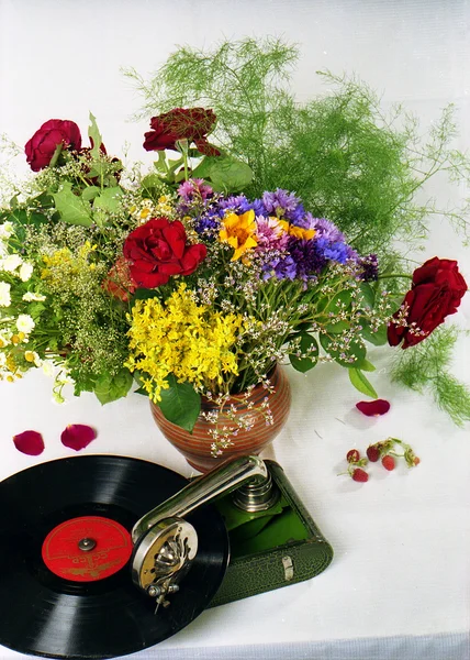 Bellissimi fiori estivi primaverili in un vaso di vetro in un soggiorno — Foto Stock