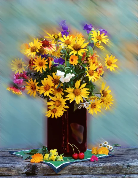 Hermosas flores de primavera de verano en un jarrón de vidrio en una sala de estar —  Fotos de Stock