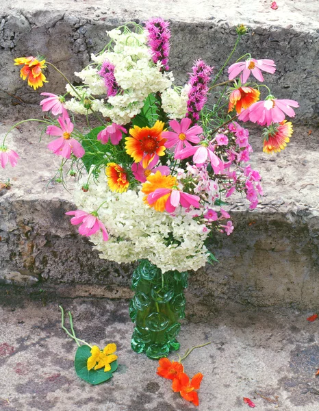 Hermosas flores de primavera de verano en un jarrón de vidrio en una sala de estar —  Fotos de Stock