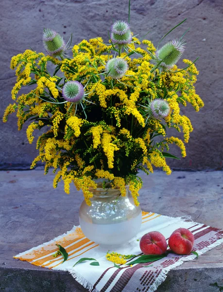 Lindas flores de verão de primavera em um vaso de vidro em uma sala de estar — Fotografia de Stock