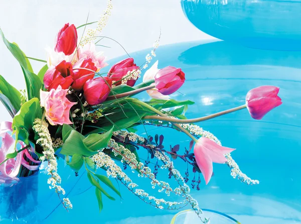 Прекрасные весенние летние цветы в стеклянной вазе в гостиной — стоковое фото