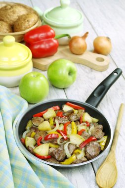 tavuk karaciğer biber ve elma ile ihtiva eder.