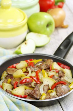 tavuk karaciğer biber ve elma ile ihtiva eder.