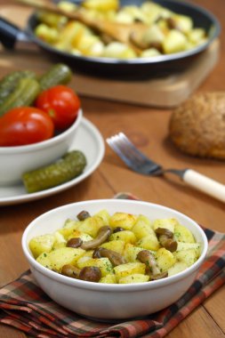 Mantarlı kızarmış patates.