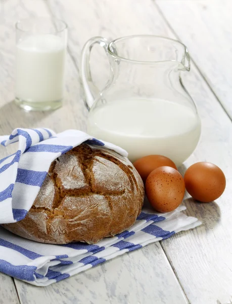 Huevos, pan y leche — Foto de Stock