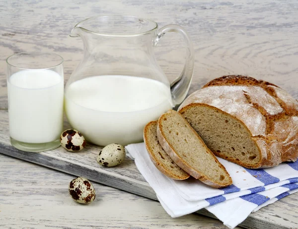 Pane, latte e uova di quaglia . — Foto Stock