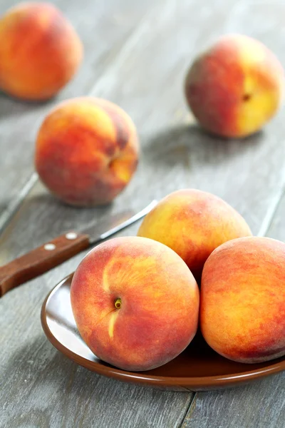 Peaches on a wooden table — Stock Photo, Image