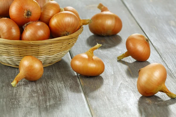 Cebola em uma cesta — Fotografia de Stock