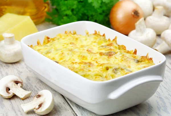 Bakad potatis med ost och svamp — Stockfoto