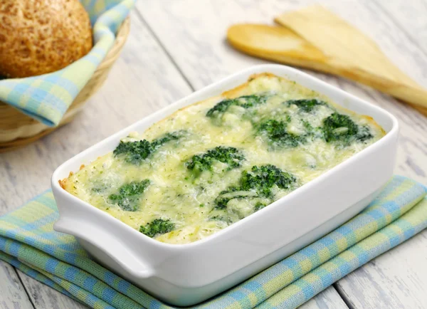 Brócolos, assados com queijo e ovo — Fotografia de Stock
