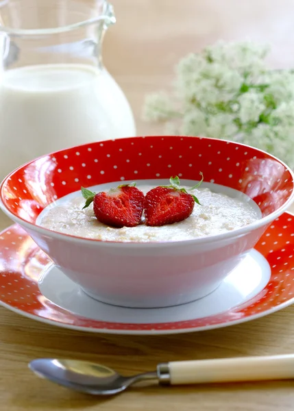 Porridge with berries strawberry — Stock Photo, Image